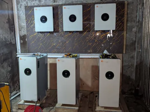 Armoire d'onduleurs et batteries installée