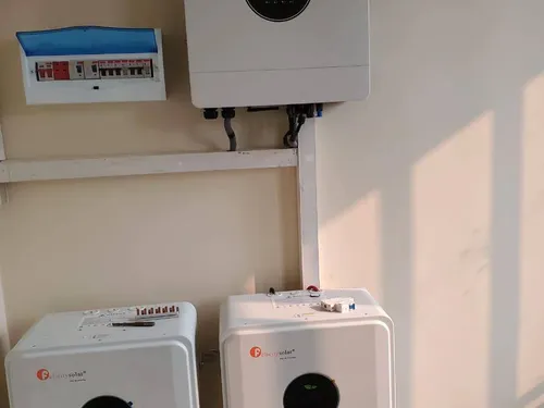Coffret onduleur et 2 batteries installé